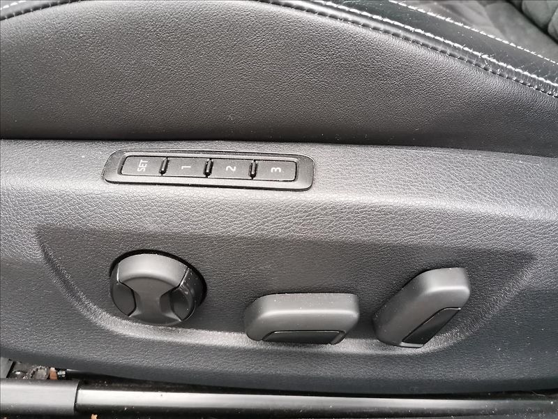 Škoda Superb 2,0 TDI SportLine Combi DSG - fotka 8 z 23