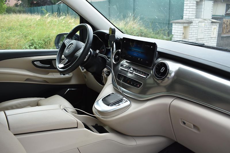 Mercedes-Benz Třídy V (2023) 300d AMG 4Matic REZERVACE - fotka 7 z 24