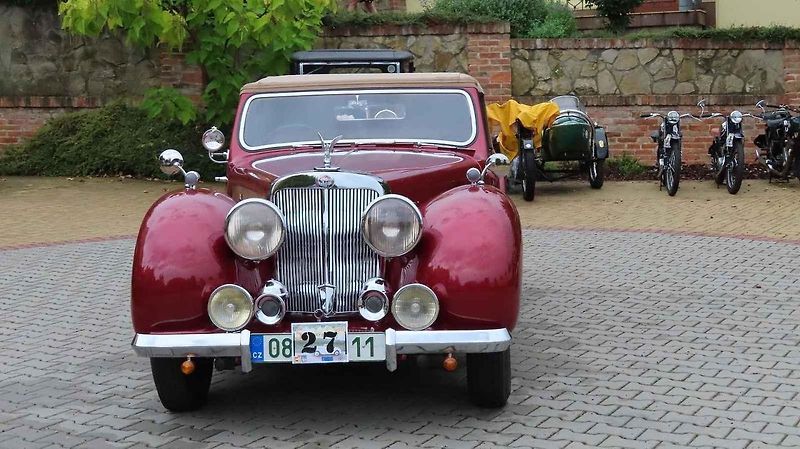 Pálavský Oldtimer přilákal na Břeclavsko desítky elegantnch veteránů.