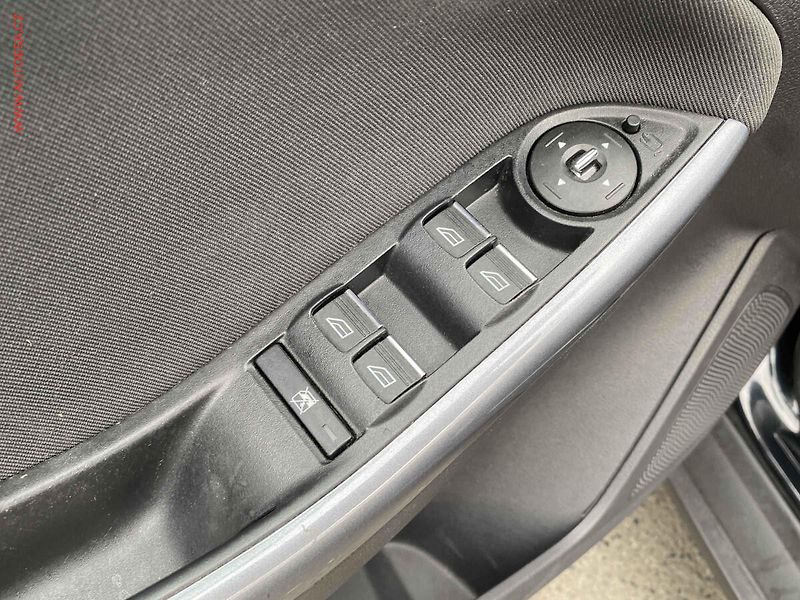 Ford Focus (2012) 1.6 TDCi, AC, xenon - fotka 13 z 17