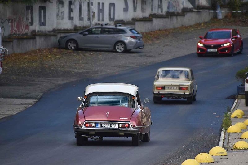 Historie na silnici! Fanoušci starých vozů zaplnili centrum Adamova. Na tradiční Doklikované.