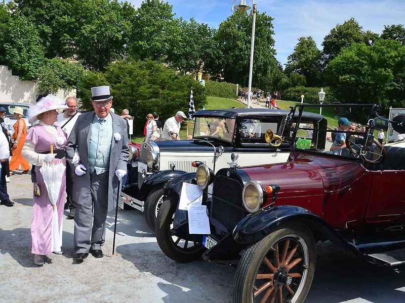 Přehlídka veteránů na Arnice v Mariánských Lázních. Sanitka Cadillac