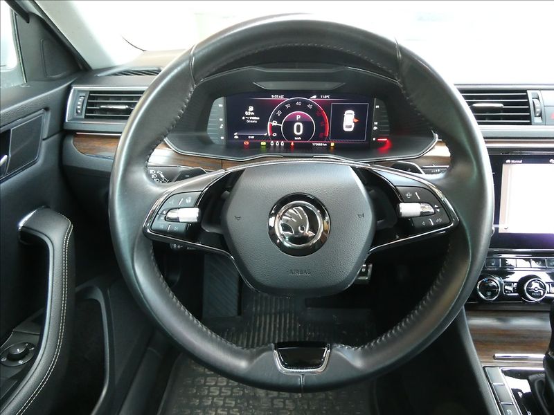 Škoda Superb 2,0 TDi 147kW SCOUT,DSG,4x4,DP - fotka 31 z 49