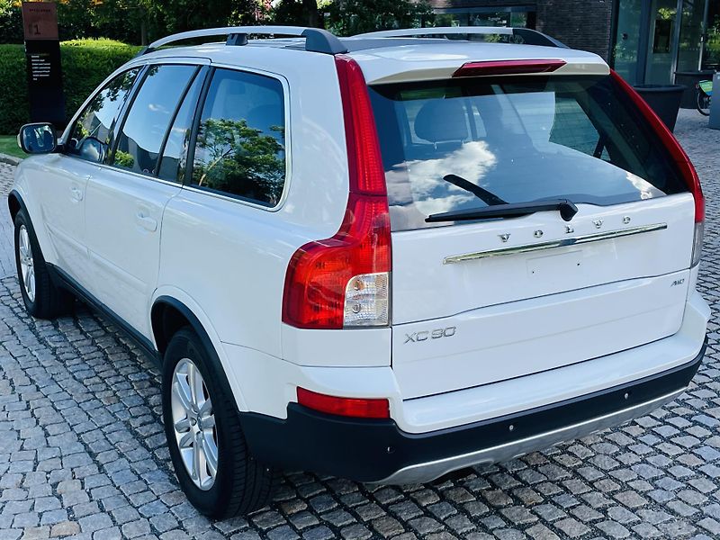 Volvo XC90 2.4D5 4x4 AUT VÝHŘEV SENZORY - fotka 16 z 44