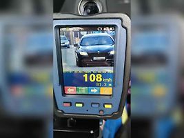 Řidič BMW prosvištěl po Americké ulici v Kladně 108 km/h.