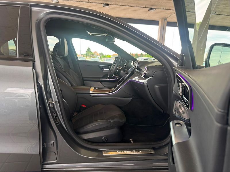 Mercedes-Benz Třídy C 220d AMG Premium Plus - fotka 18 z 21