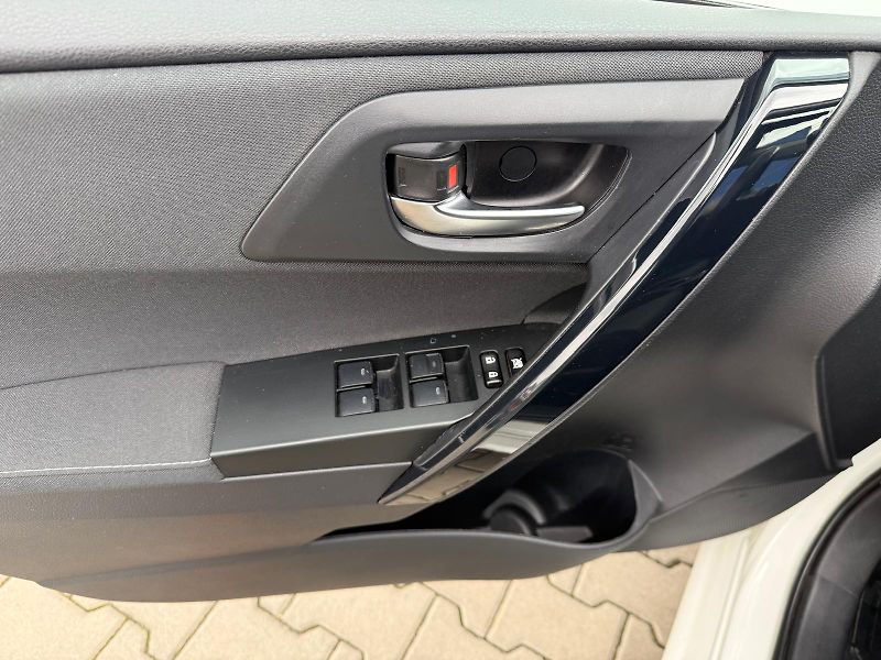 Toyota Auris 1.8 HSD e-CVT Selection - fotka 11 z 27