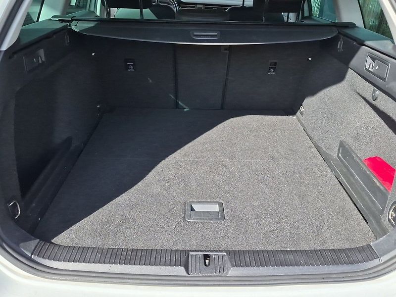 Volkswagen Passat Elegance Variant 2.0 TDI 110kw - fotka 23 z 24