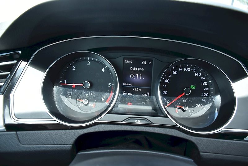 Volkswagen Passat (2017) HIGHLINE 2.0 BiTDI 176kW DSG 4 - fotka 16 z 31