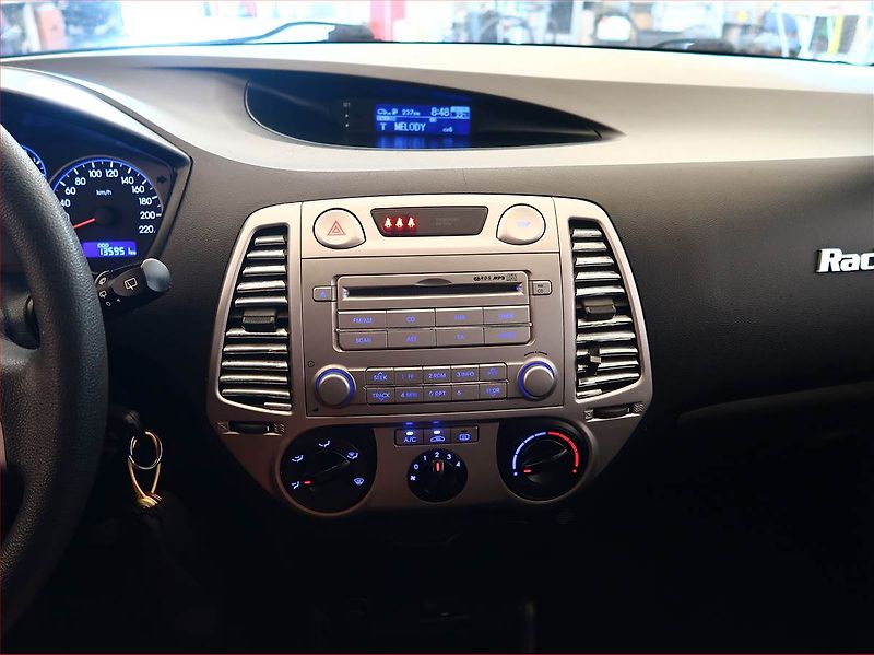Hyundai i20 (2011) 1.2, nová STK, dobrý stav - fotka 12 z 14