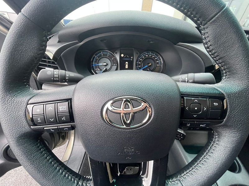 Toyota Hilux 2.8 D-4D automat Invincible - fotka 19 z 28