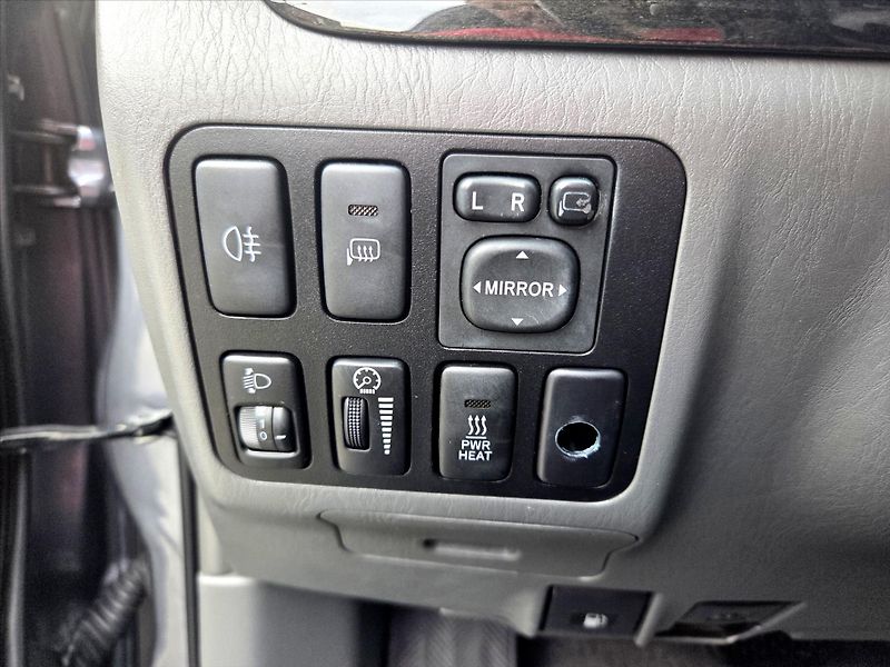 Toyota Land Cruiser 3,0 D-4D 127kW 8-míst ČR 1.maj - fotka 26 z 29