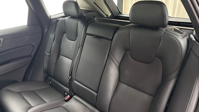 Volvo XC60 2.0 B4 AUT AWD Momentum Pro - fotka 16 z 31