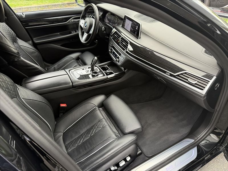 BMW Řada 7 3,0 xDrive 740d - fotka 26 z 39