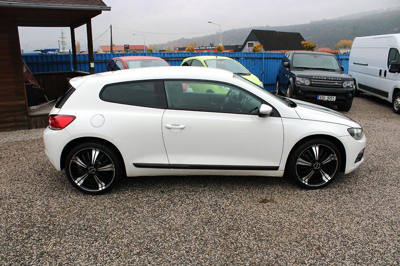 Volkswagen Scirocco (2009) 1,4TSI KLIMA XENONY ALU 19 - fotka 8 z 16
