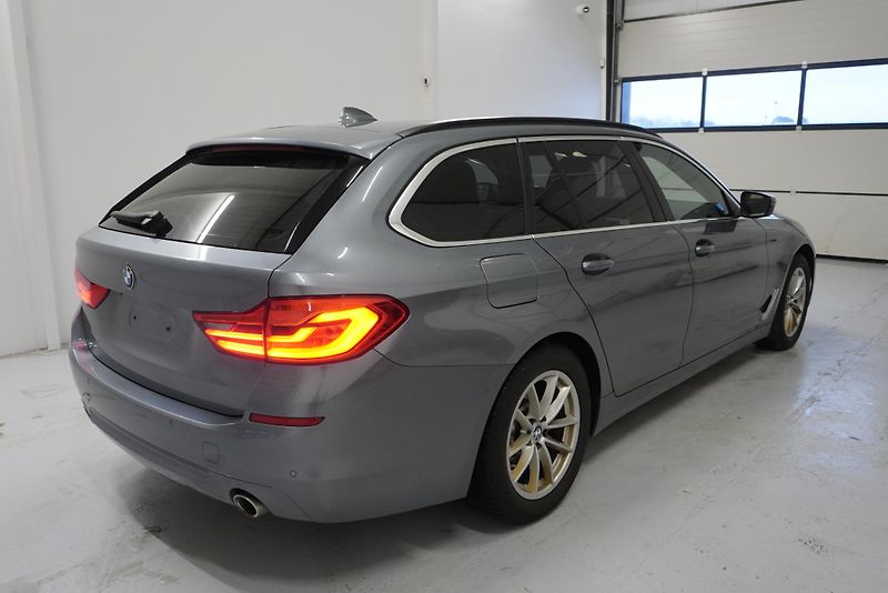 BMW Řada 5 (2018) 520D TOURING STEPTRONIC - fotka 8 z 27