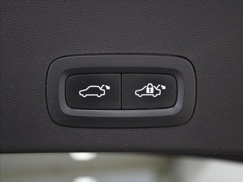 Volvo XC40 2,0 T4 140kW Insc. H/K 1.maj.Č - fotka 19 z 23