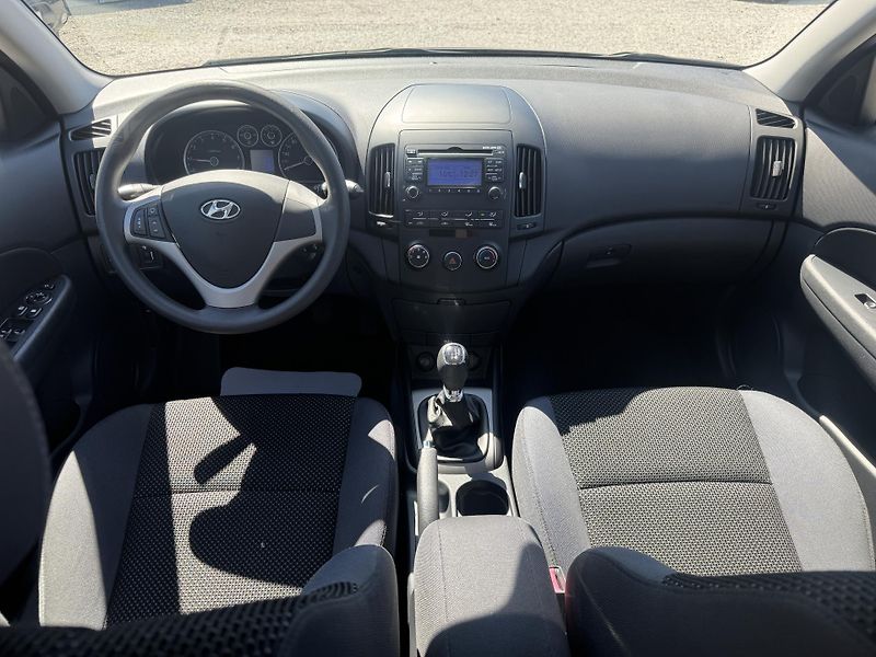 Hyundai i30 (2011) 1.4 CW,2 SADY KOL - fotka 19 z 31