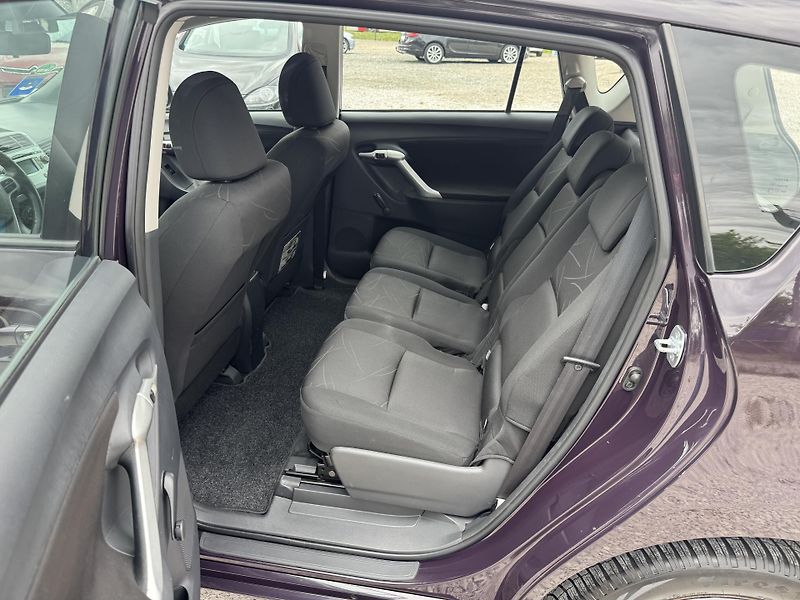 Toyota Verso (2010) 1.6VVTi,rezervace - fotka 20 z 39