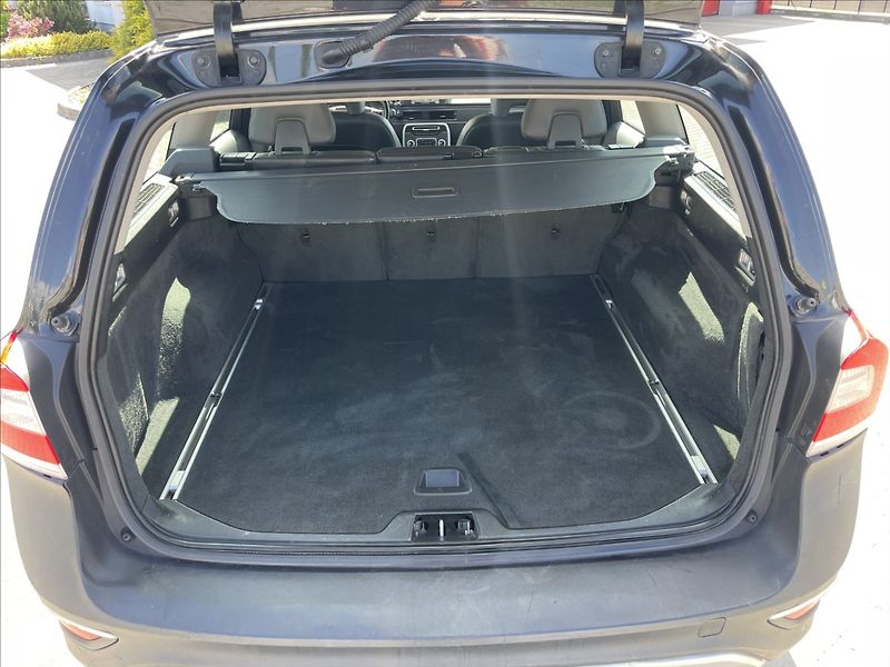 Volvo XC70 2,4 D5 Geartronic Momentum AWD - fotka 9 z 35