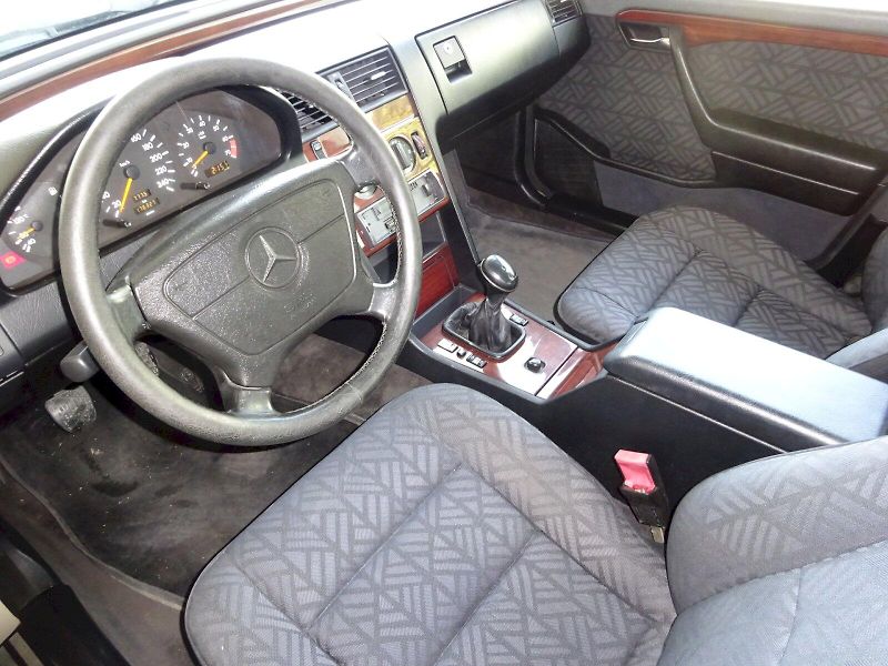 Mercedes-Benz Třídy C (1995) 180 Elegance - man. převodovka - fotka 7 z 20
