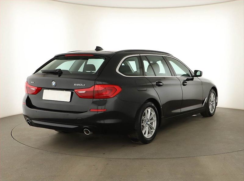 BMW Řada 5 (2017) 520d xDrive, 4X4, Automat - fotka 5 z 19