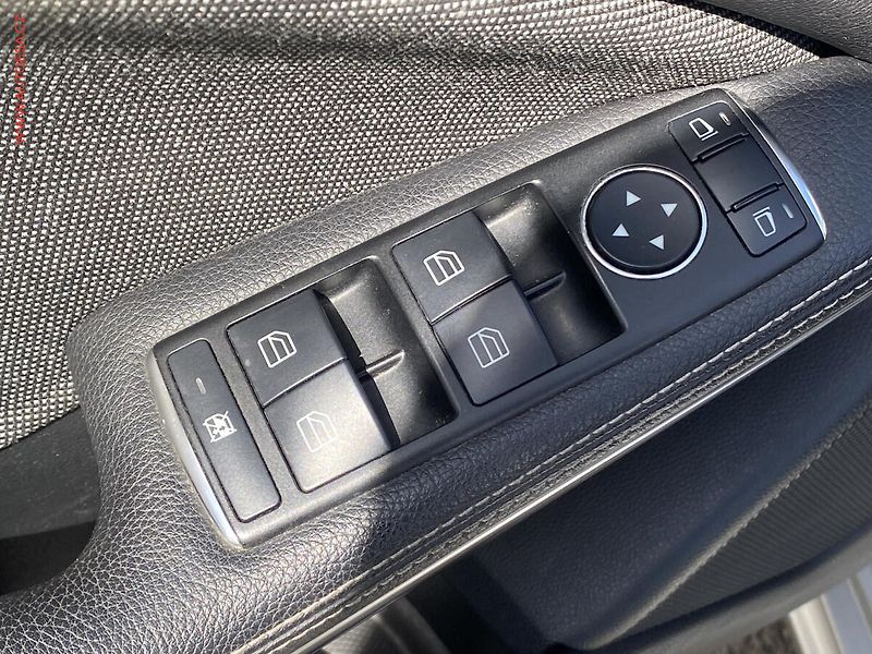 Mercedes-Benz Třídy A (2012) 1.6i A180, Sport, bixen, navi - fotka 12 z 19