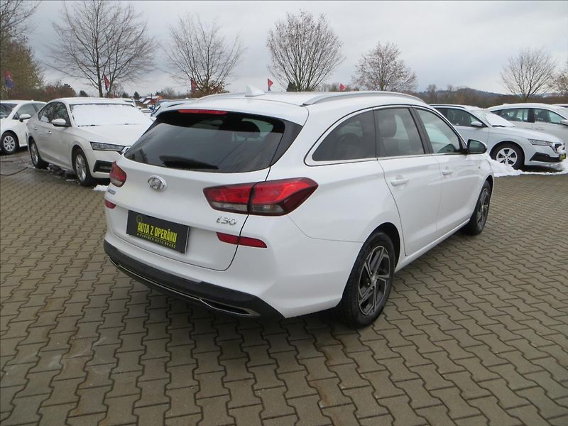 Hyundai i30 1,5 T-GDI 117kW Family Smart - fotka 8 z 26