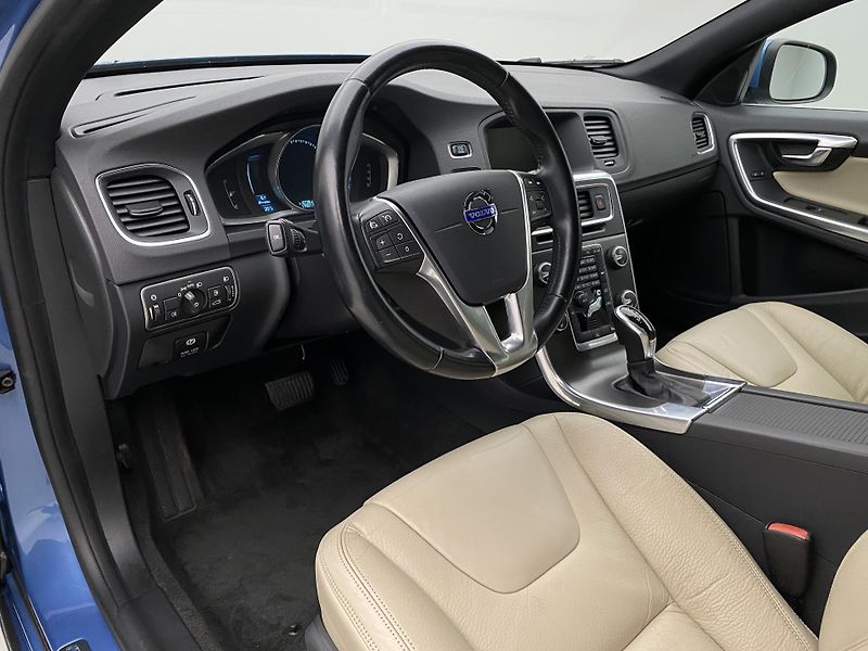 Volvo V60 D2 SUMMUM AUT - fotka 4 z 44