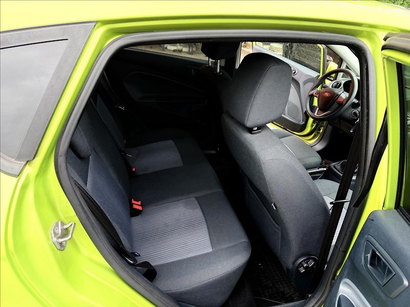 Ford Fiesta 1,2 i SPORT - fotka 20 z 27