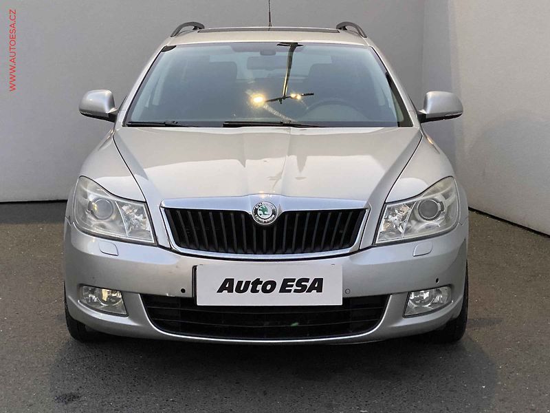 Škoda Octavia (2010) 2.0TDI, Elegance, DSG, xenon - fotka 2 z 17