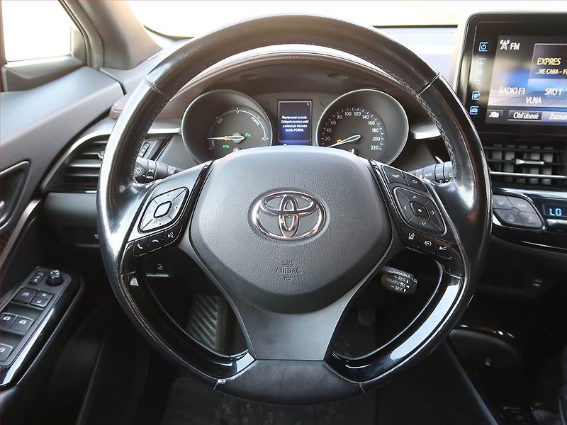 Toyota C-HR (2017) Executive 1.8 Hybrid, Automat - fotka 16 z 18
