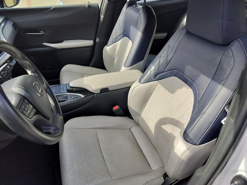 Lexus UX 250h black-white edition, kůže - fotka 16 z 25