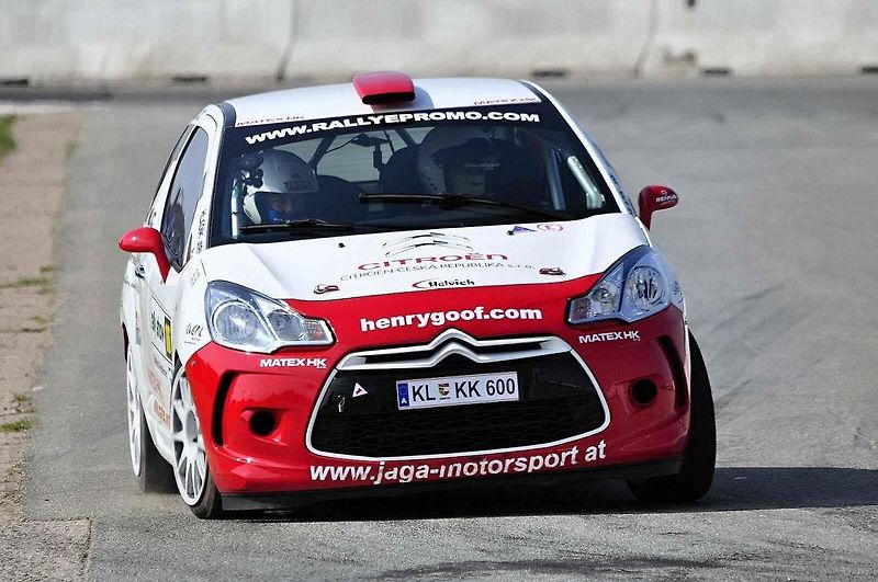 Jiří Hladík se svým zbrusu novým vozem Renault Clio Rally5 Phase II.