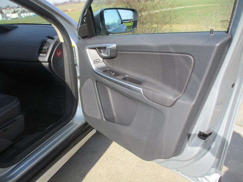 Volvo XC60 2.4 D5*136kW*AWD*197TKM*6MAN.P - fotka 26 z 48