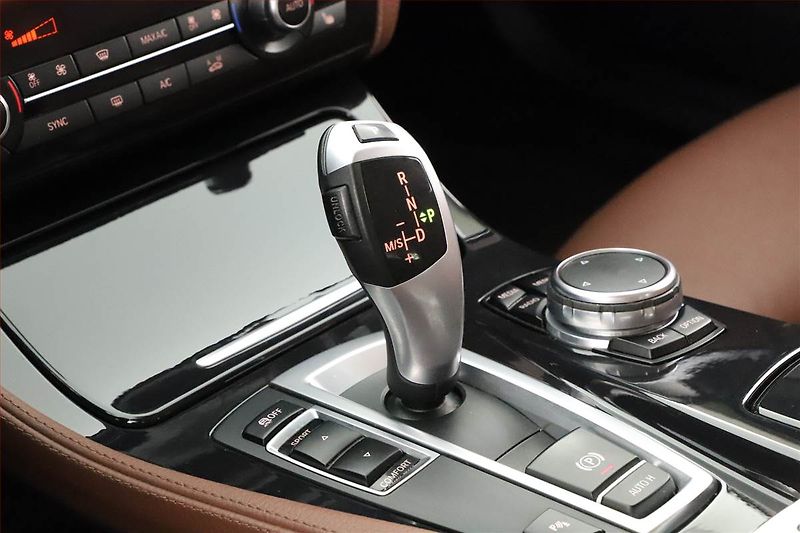 BMW Řada 5 (2016) 525d, Automat, Navi, Bi-Xenony - fotka 9 z 20
