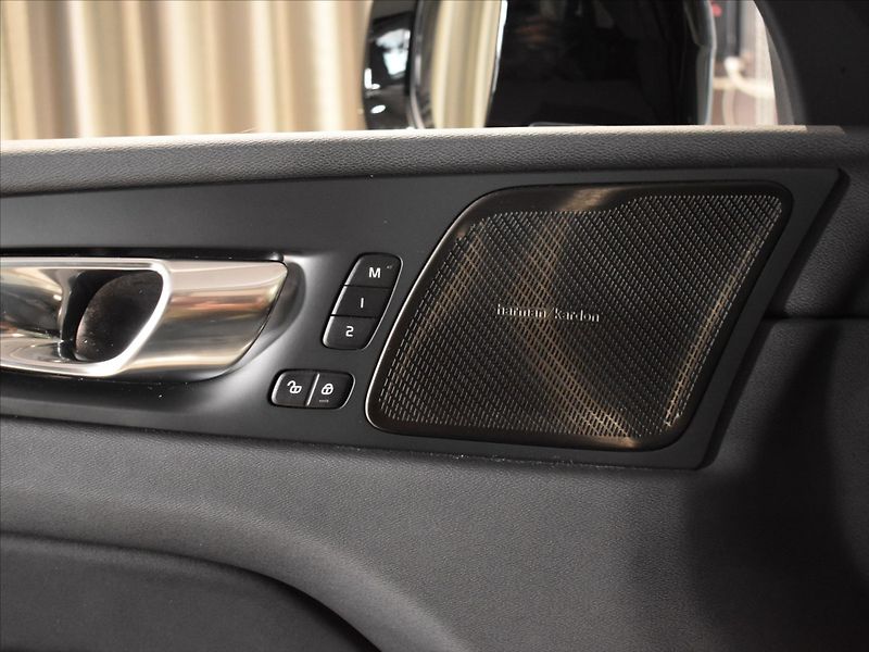 Volvo XC60 2,0 B5 AWD PLUS BLIS,Bezklíč - fotka 16 z 23