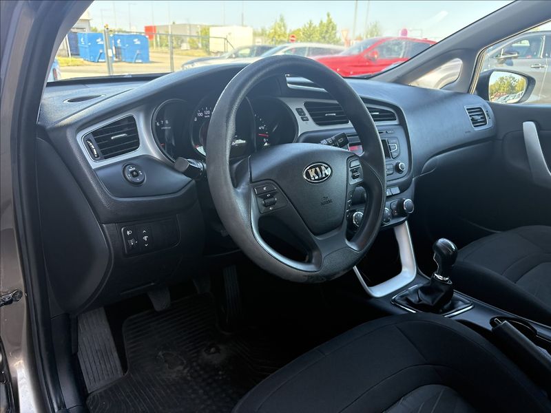 Kia Ceed 1,6 GDi 99 kw ČR 1. maj. servi - fotka 12 z 23