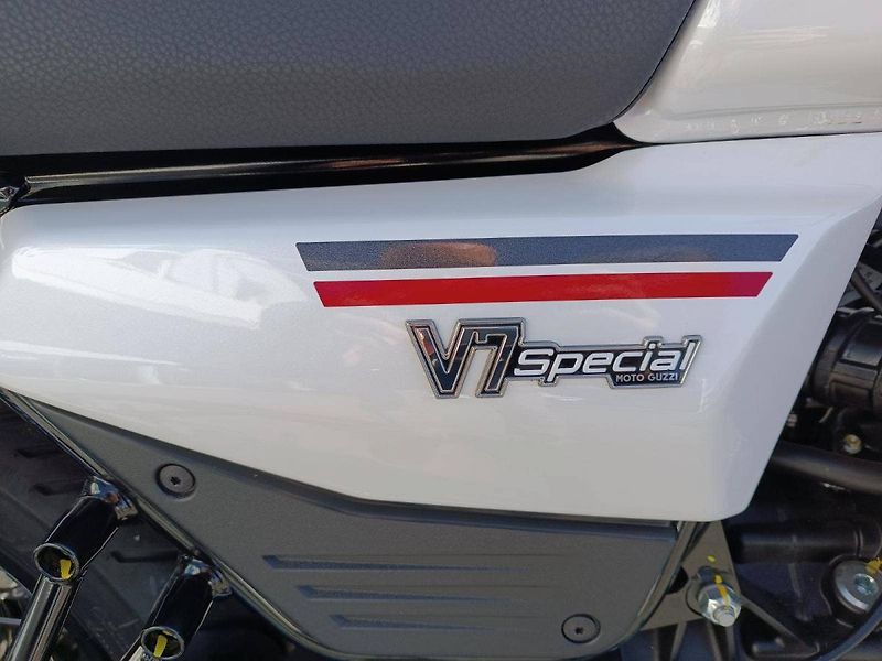 Moto Guzzi V 7 Stone Ten (2026) V7 Special Bianco 1969 - fotka 8 z 10