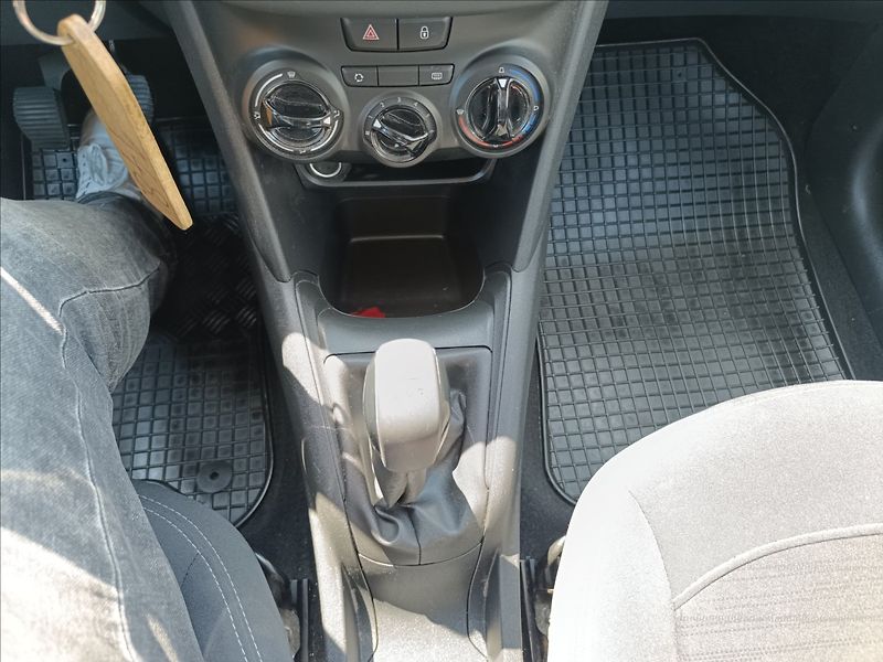 Peugeot 208 1,2 i - fotka 13 z 17