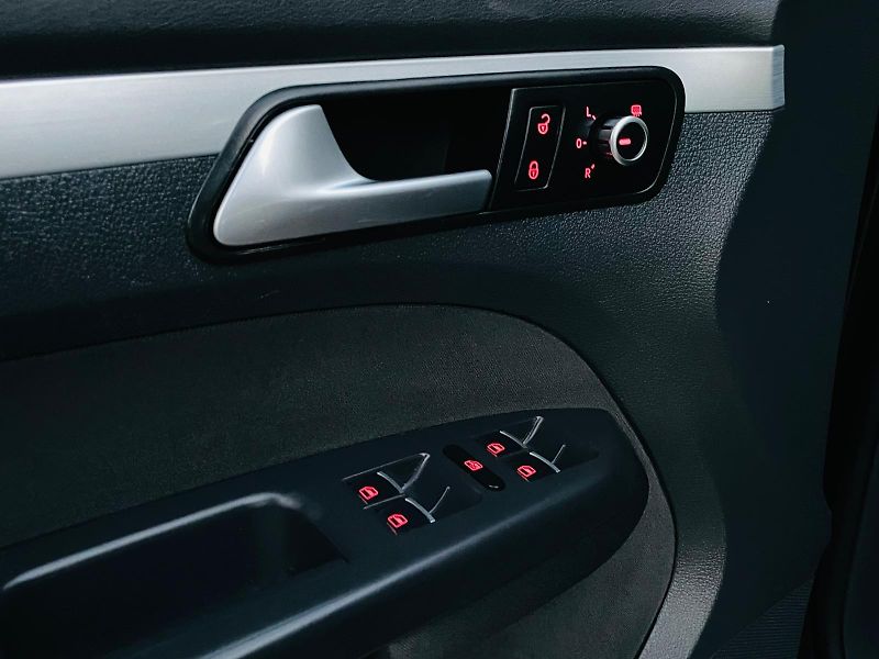 Volkswagen Touran 2.0TDI MANUÁL SENZORY VÝHŘEV - fotka 30 z 45