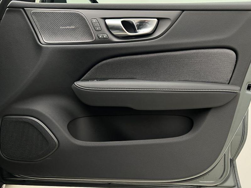 Volvo V60 T6 AWD DARK PLUS 1. maj. - fotka 47 z 49