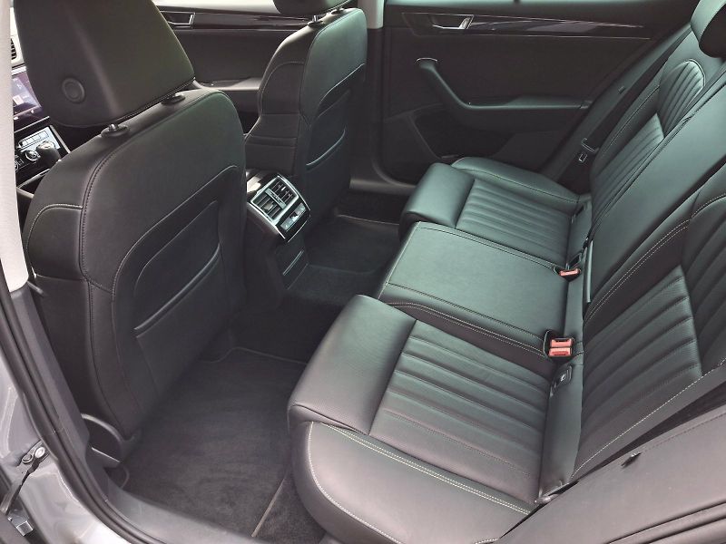 Škoda Superb (2020) L&K DSG 2,0TSi 140kW - fotka 7 z 35