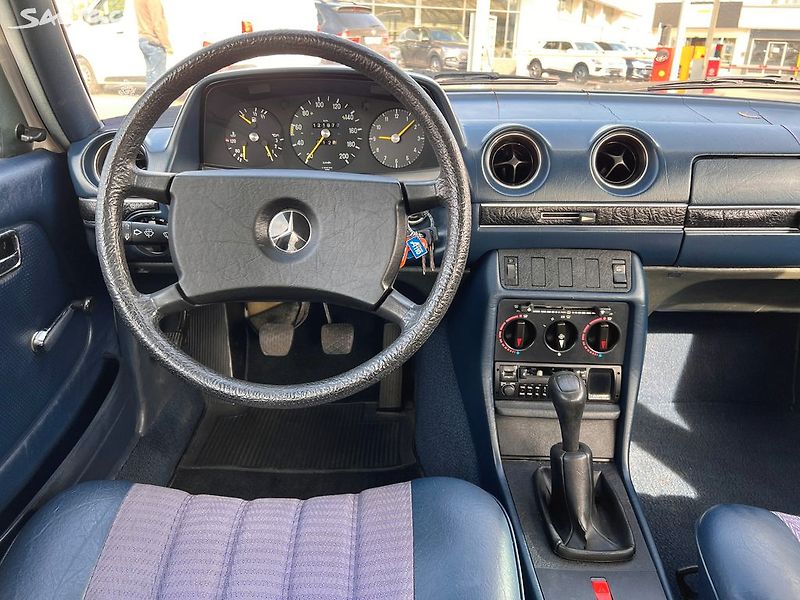 Mercedes-Benz 123 230E - fotka 10 z 23