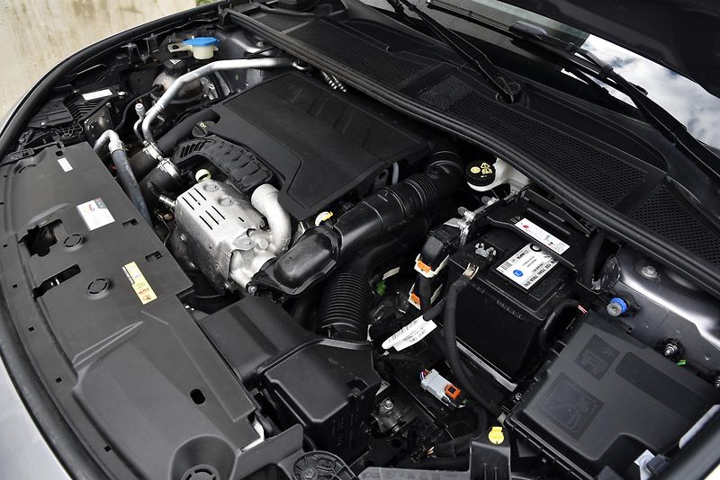 Peugeot 308 1.2 PureTech A/T,LED,TEMP,DPH - fotka 55 z 57