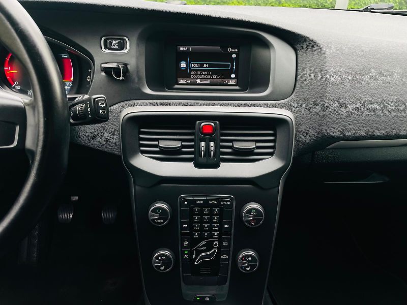 Volvo V40 2.0D3 5VÁLEC MANUÁL 1MAJITEL - fotka 32 z 41
