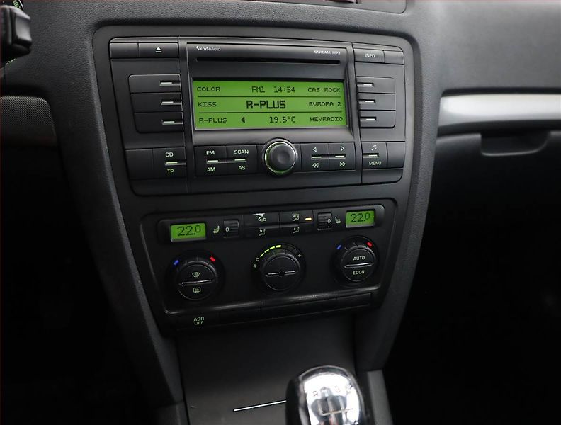 Škoda Octavia (2007) 2.0 TDI, nová STK, udržované - fotka 9 z 12