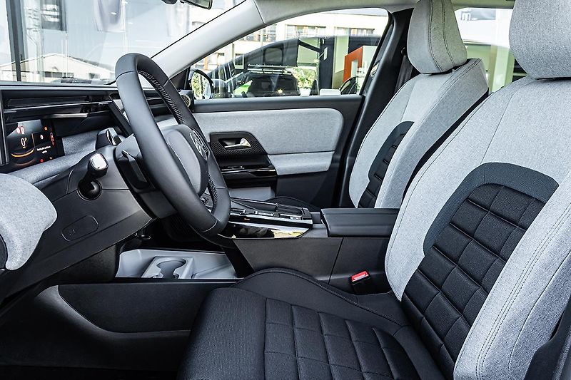Citroën C5 Aircross (2026) 1,2 YOU Hybrid 145k Aut.+ZIMA - fotka 8 z 18