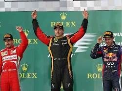 Fin Kimi Räikkönen z Lotusu protíná pomyslnou cílovou pásku.