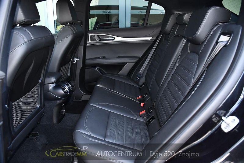 Alfa Romeo Stelvio 2.2D 16V 154kW Veloce AT8-Q4 - fotka 13 z 52